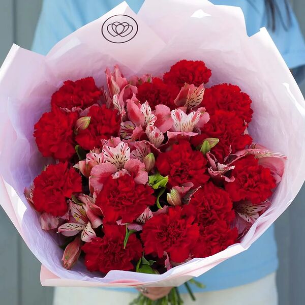 Букет из 15 красных гвоздик и 10 розовых альстромерий