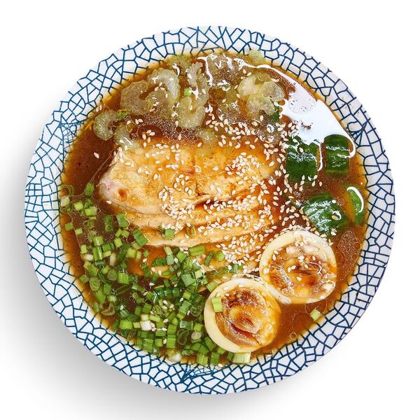 Удон с бульоном, куриным филе и битым огурцом