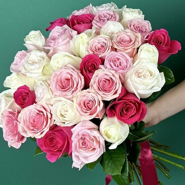 Букет цветов из 35 пионовидной и сингл роз Эквадор (микс)
