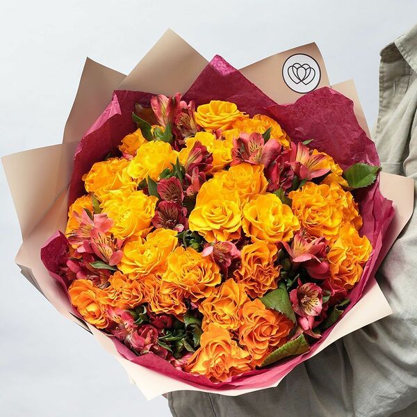 Букет из 26 оранжевых роз 35-40 см (Россия) и 7 красных альстромерий в кремовой пленке