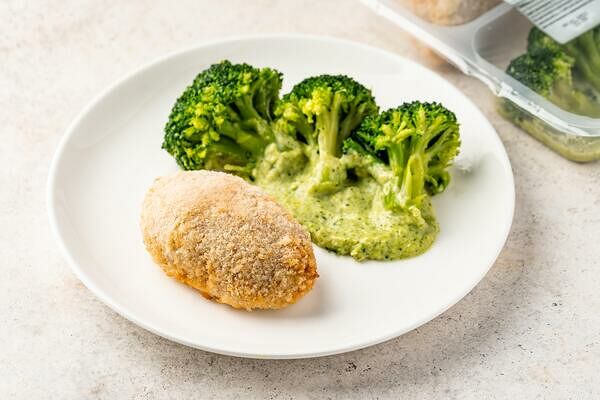 Котлета из птицы с брокколи и соусом
