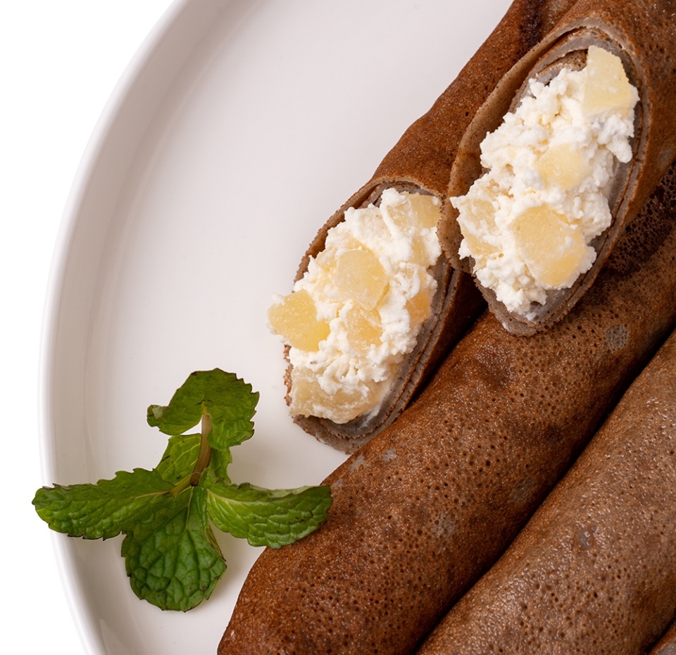 

Блинчики ручной работы с черёмуховой мукой, творожным сыром и грушей от бренд-шефа вес