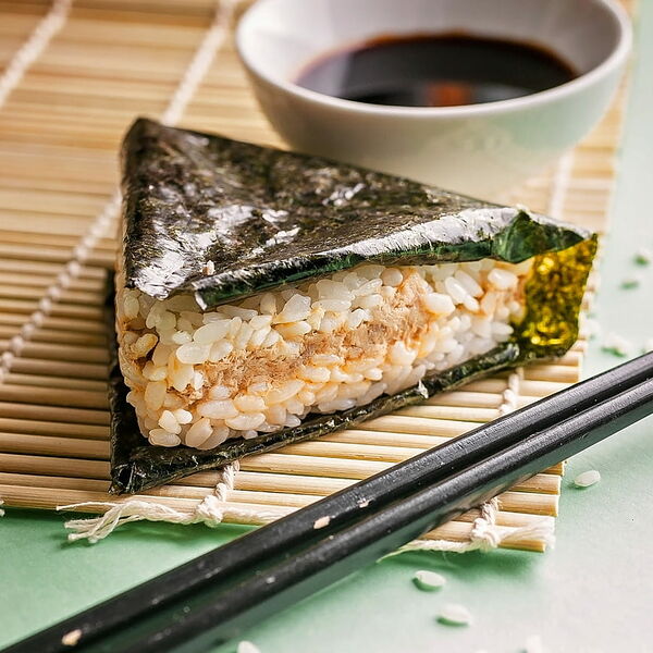 Онигири с тунцом в соусе спайси