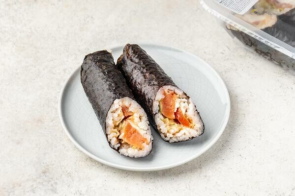 Ролл нори с лососем и томатами