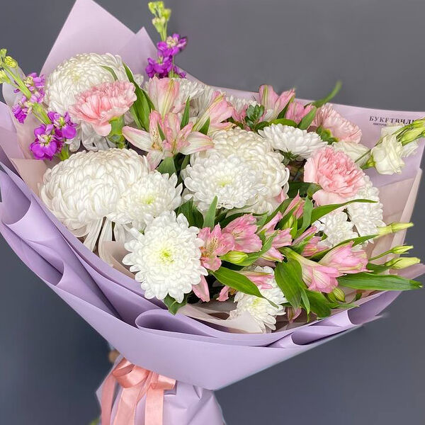 Стойкий букет из хризантем и альстромерии