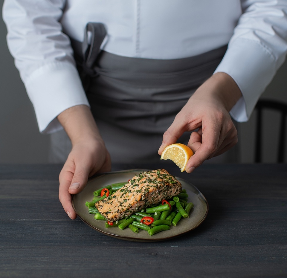 

Лосось атлантический (сёмга), запечённый с травами, с кенийской фасолью, a la carte, Уже Готово, 200 г, Россия