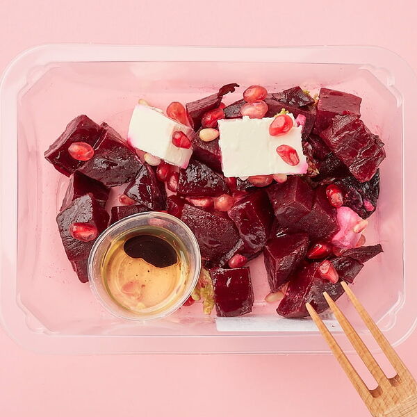 Салат из печеной свеклы с брынзой, гранатом, мангольдом и кедровым орехом