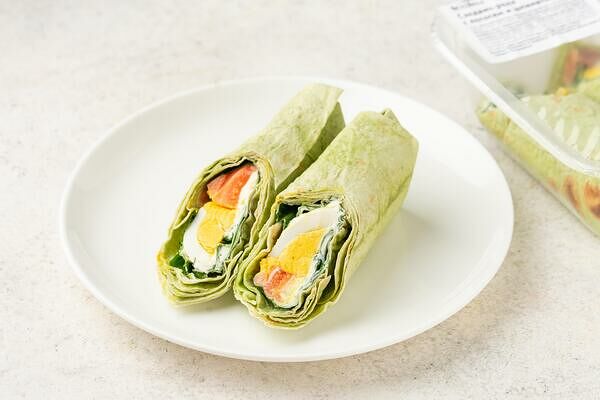 Сэндвич ролл с лососем и шпинатом