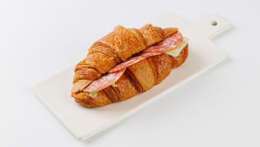Круассан солодовый с сырокопченой колбасой