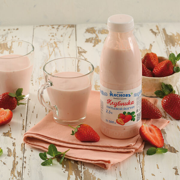 Йогурт питьевой клубника 2,5% МясновЪ Ферма