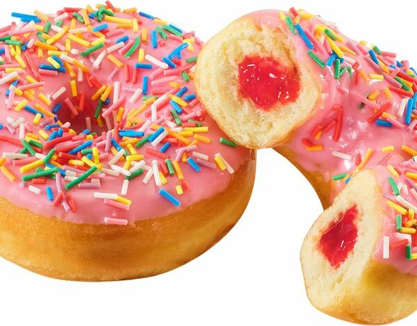 Донат с клубничной начинкой 70г