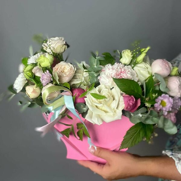 Авторская композиция в ящике с розами