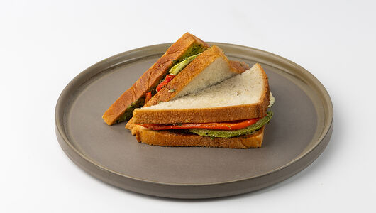 Сэндвич с овощами гриль, моцареллой и соусом песто 160 г