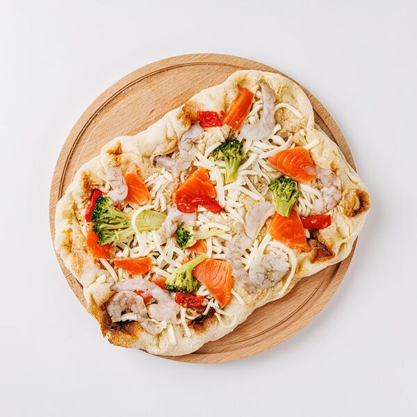 Пицца с форелью, креветкой и брокколи с лимонно-горчичным соусом, замороженная