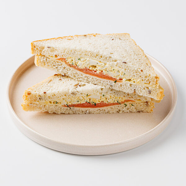 Сэндвич с лососем и яичным салатом, кафе