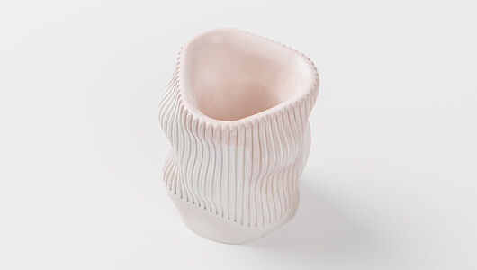 Стакан для ручек и карандашей мятый из бетона розовый