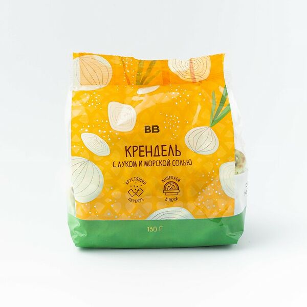 Крендель с луком и морской солью