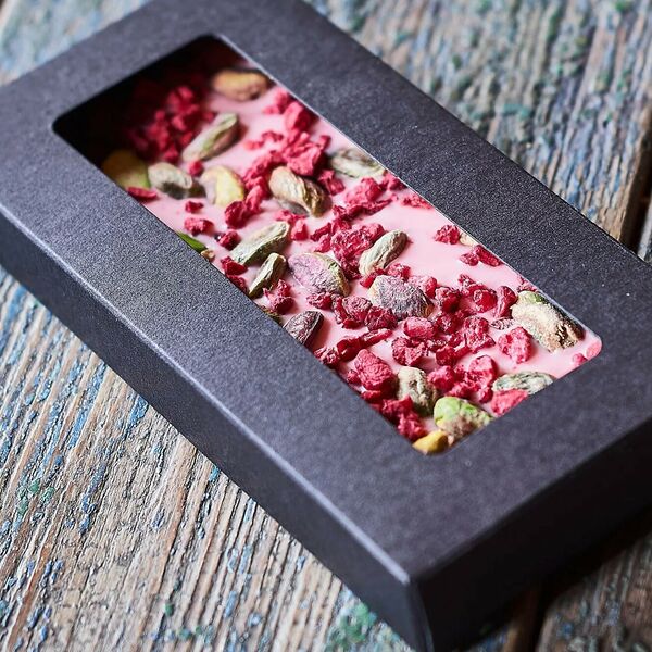 Шоколад руби с фисташкой и малиной 