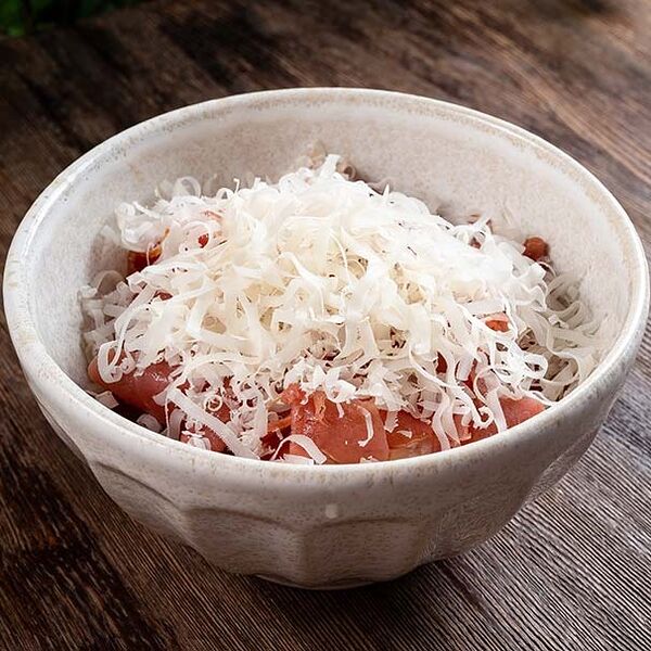 Томаты со страчателлой и хамон из утки