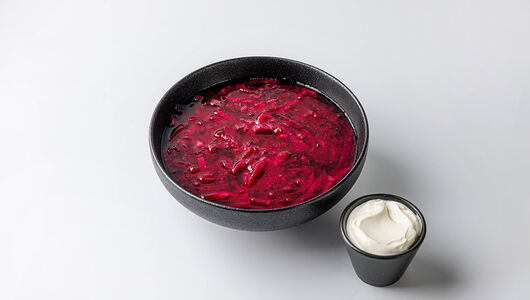 Суп свекольник со сметаной