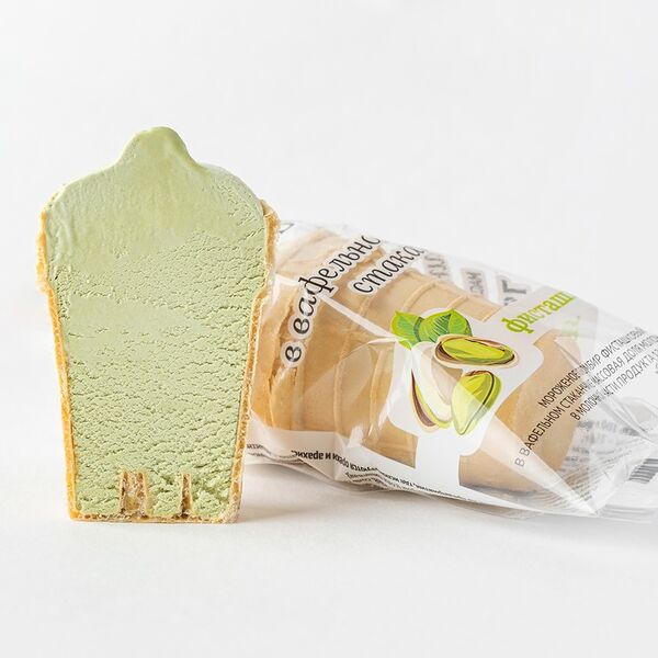 Мороженое фисташковое в вафельном стаканчике