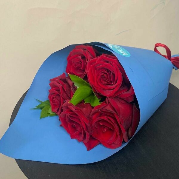 5 красных роз с оформлением