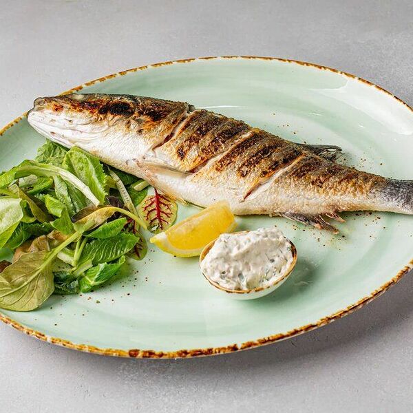 Сибас гриль с микс салатом и соусом тар-тар