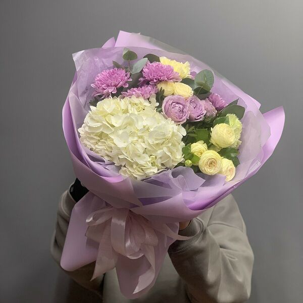 Сборный букет с гортензией и кустовыми розами