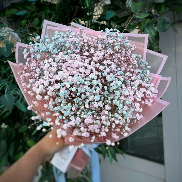 Нежный букет с гипсофилой