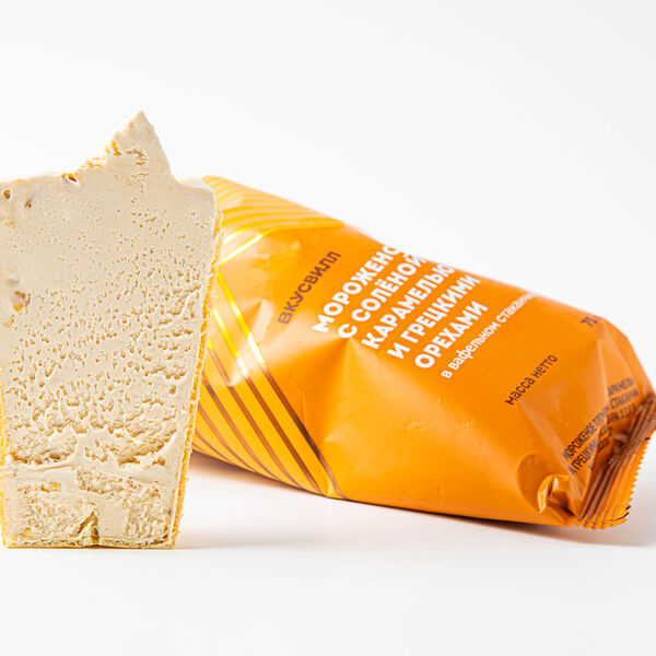 Мороженое с солёной карамелью и грецкими орехами в вафельном стаканчике