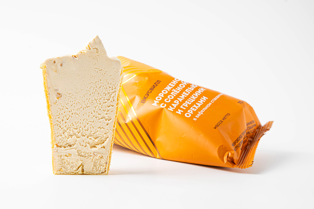 

Мороженое с солёной карамелью и грецкими орехами в вафельном стаканчике