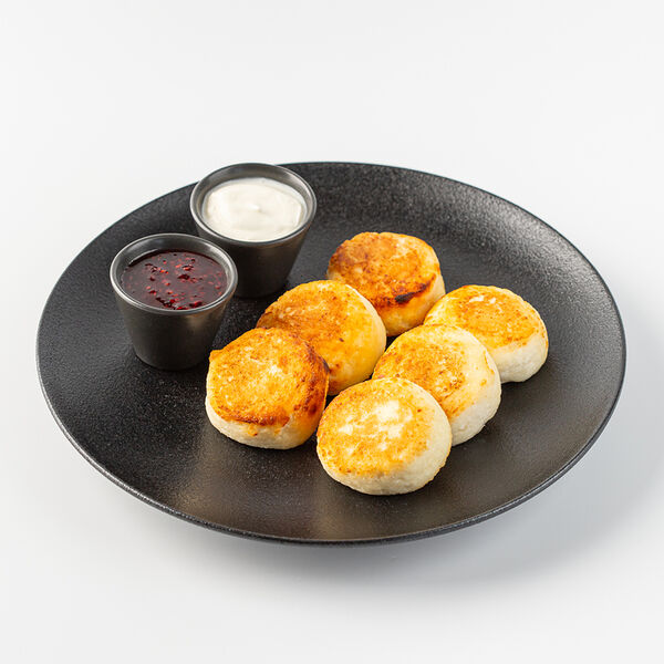 Большая порция сырников творожных со сметаной и малиновым вареньем 410 г