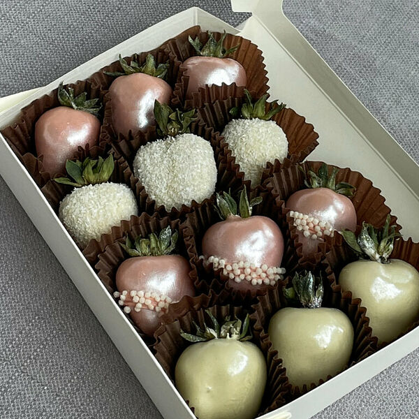 Набор клубники в шоколаде «Розовый жемчуг» (12 ягод)