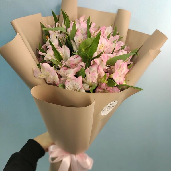 Букет из 15 розовых альстромерий