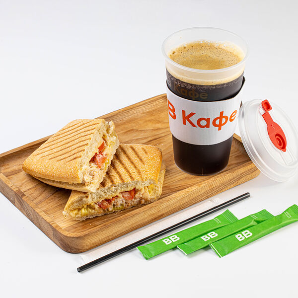 Комбо Вкусвилл кафе американо 0.4 и чиабатта с курицей и соусом цезарь