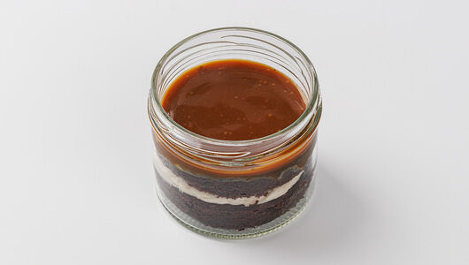 Десерт замороженный в банке Брауни с арахисовым кремом и карамелью, кафе