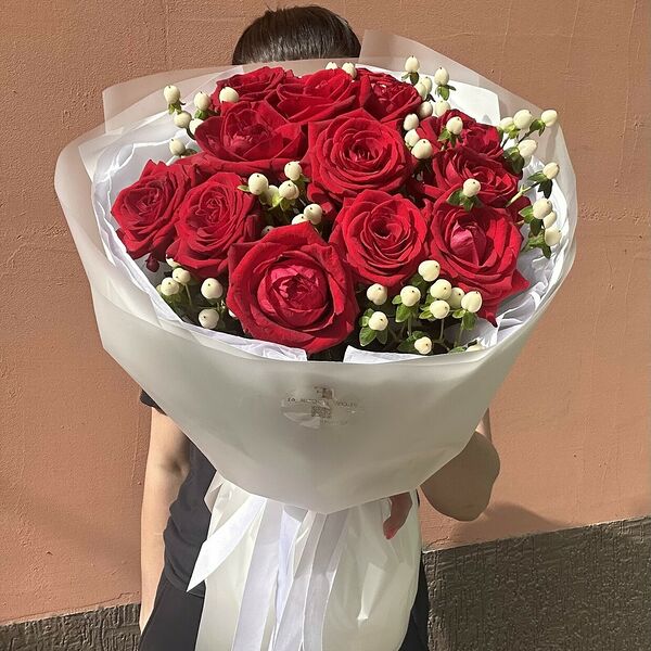 13 роз с гиперикумом