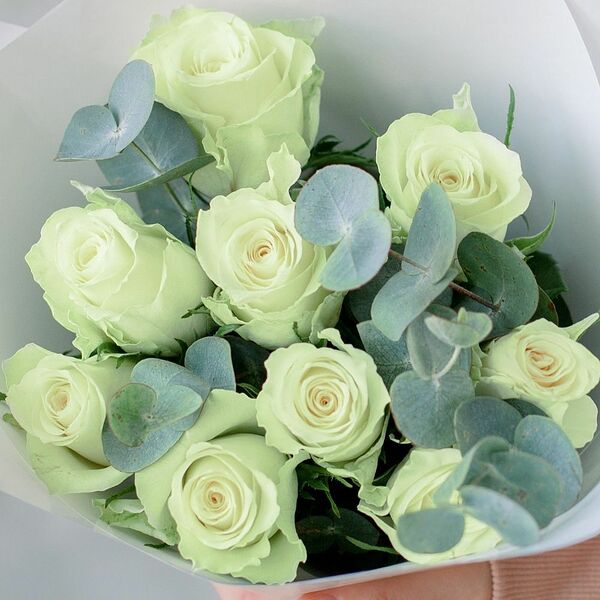 Букет из 9 белых роз 40 см (Кения) с эвкалиптом в белой пленке