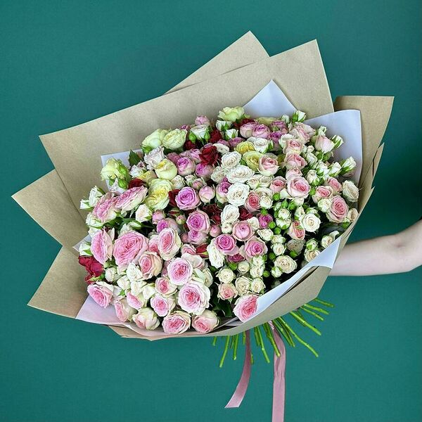 Букет цветов из 51 кустовой розы микс