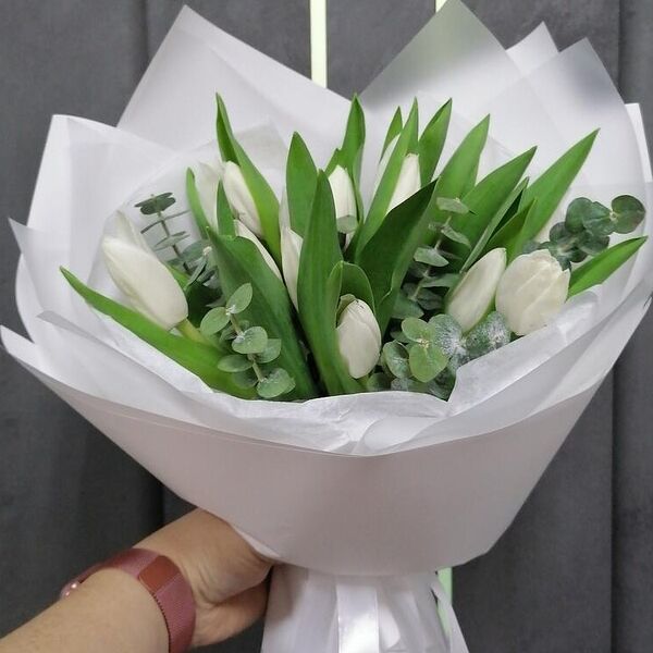 Тюльпаны с эвкалиптом