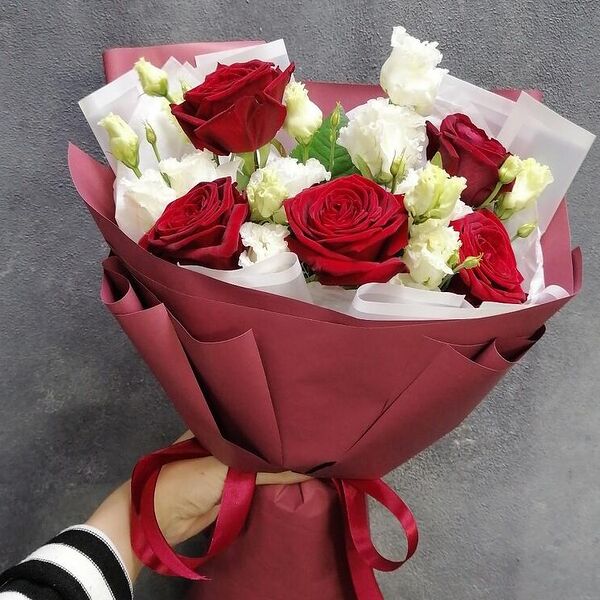 Красные розы с эустомой