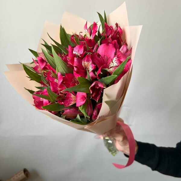 Букетик из стойкой альстромерии