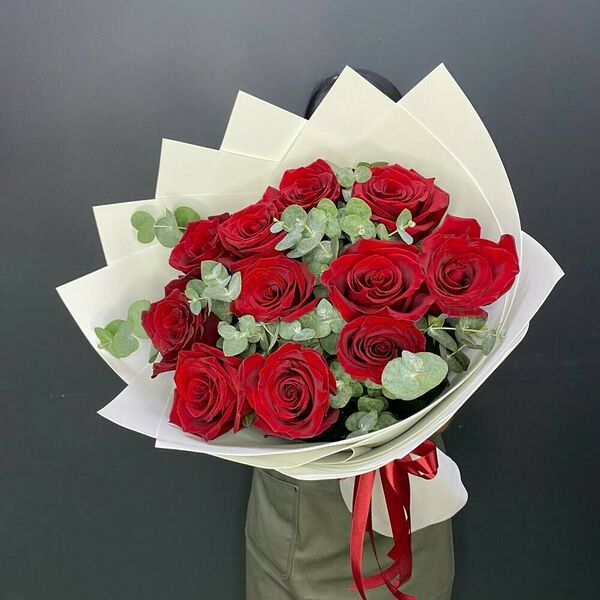 Букет из роз и эвкалипта