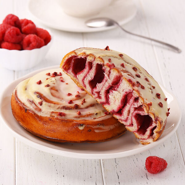 Булочка с малиновой начинкой под сливочным кремом МясновЪ Пекарня от КуулКлевер