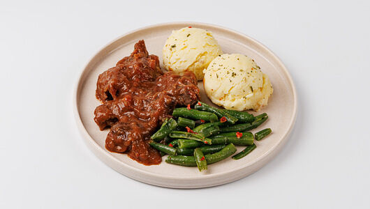 Говядина томленая в гранатовом соке с картофельным пюре и фасолью