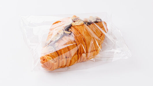 Круассан с марципаном и черной смородиной