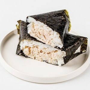 Онигири ВкусВилл с запеченным тунцом, 100г