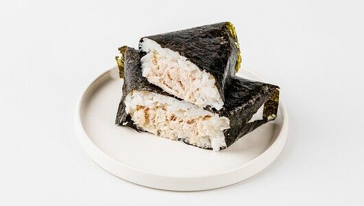 Онигири ВкусВилл с запеченным тунцом, 100г