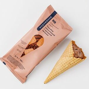 Пломбир шоколадный с крошкой печенья в рожке