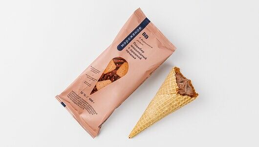 Пломбир шоколадный с крошкой печенья в рожке